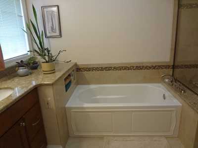 Decorative tile border around bathtub 1