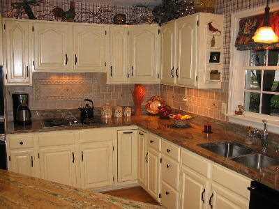 Kitchen cabinet and tile backsplash idea